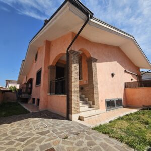 VILLA CASAL BERNOCCHI SU 3 LIVELLI | Via Giovanni Andrea Scartazzini